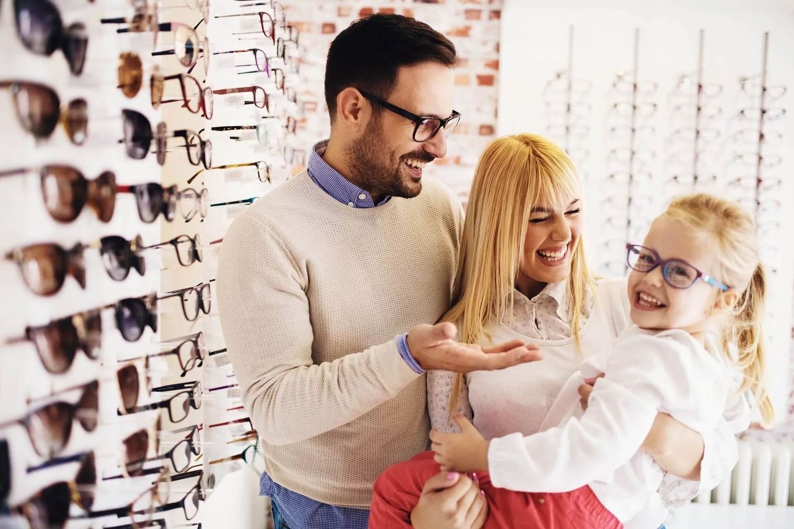 Zufriedene Familie beim Optiker